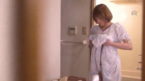 パジャマ姿の可愛いギャル系お姉さんがパンツが見たい！コッソリ覗き見するデカチン男