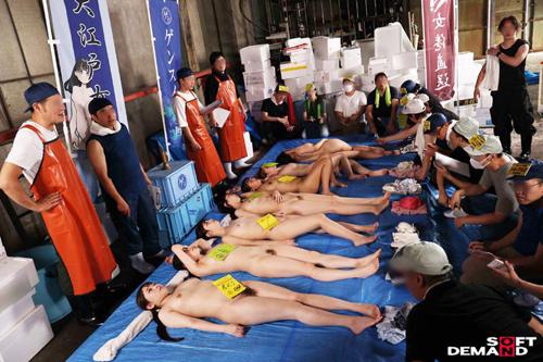 「立派に育ったいい女体だな〜笑」激熱な女体専門市場で瑞々しいピチピチ全裸女子が大陳列し今日も次々とセリ堕とされ話題沸騰中♥
