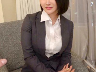 ＜素人ナンパ＞24歳の不動産レディ！スーツ姿にパンスト脚がエロい巨乳OLがパイパン敏感ま●こから潮吹き♥