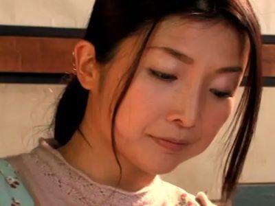 ＜ながえスタイル＞金のため大家に抱かれる美熟女！絶倫オヤジの愛撫で潮吹き！快楽に身を委ねる美魔女のエロス【桐島千沙】