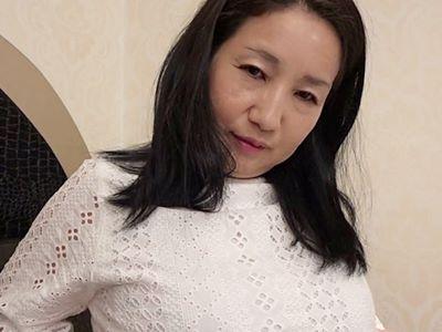 ＜素人＞ピストンの度揺れるボイン巨乳と腹肉！これぞ熟女のSEX！脱がすとぽっちゃり爆乳だったバツイチ熟女のハメ撮り
