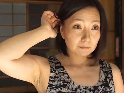 『こんなおばさんよ？』腋毛放置で女を忘れていた五十路熟女！若い男に求められ渇いた熟ボディを熱くする未亡人【ながえスタイル】
