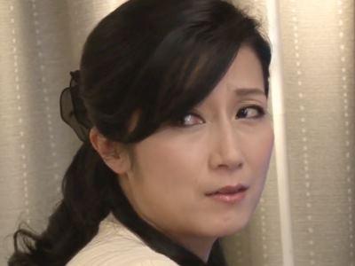 ＜熟女＞息子の大量センズリティッシュを見つけた母！年頃の息子に淫語を囁くいやらしいお母さんの中出し近親相姦【七海ひさ代】