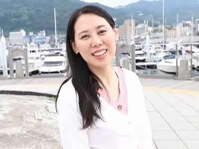 ＜素人＞英会話を教えているという秀才人妻さん！欲求不満ぶりがうかがえる熟女妻には危険な願望も…♥生々しい不倫セックス