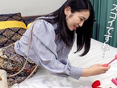 ＜人妻NTR＞元地方アナの美人妻を寝取り！美乳奥様が玩具で理性崩壊！「夫より大きい…」デカマラにゴリアクメ！【素人/企画】