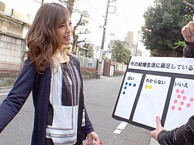 ＜素人ナンパ＞高級タワマン人妻が旦那のいない自宅で浮気H！勃起チクビもカワイイ華奢美乳のパイパン三十路妻に中出し♡
