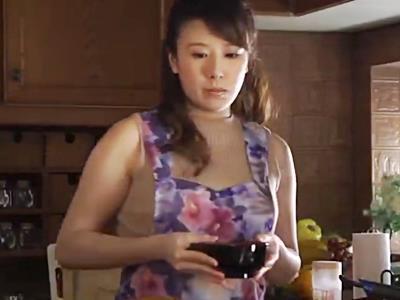 ＜人妻NTR＞義父を無自覚に欲情させた嫁のむっちりボディ！巨乳熟女が夫より元気な絶倫オヤジに襲われ…【佐野あおい】