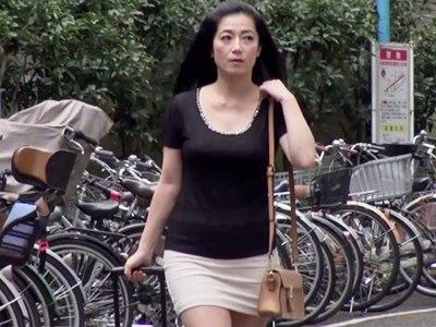 ＜熟女＞童貞をムラムラさせる美魔女なおばさんの無防備な桃尻♥旦那の留守に人妻の色気で甥っ子を誘惑する淫乱BBA【五十路】