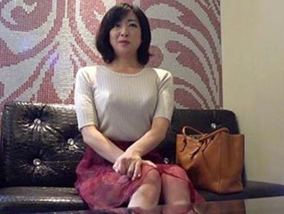 ＜素人＞42歳OL！清楚に見えて妖艶さもある魔性の四十路熟女のハメ撮り！巨乳で肉づきもいいおばさんの剛毛ま●こに中出し♥