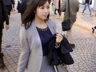 ＜素人ナンパ＞美人OLを酔わせ指マンクンニ攻めで潮吹き陥落！黒パンストが卑猥なアラサーお姉さんが濃厚フェラ→着衣SEX