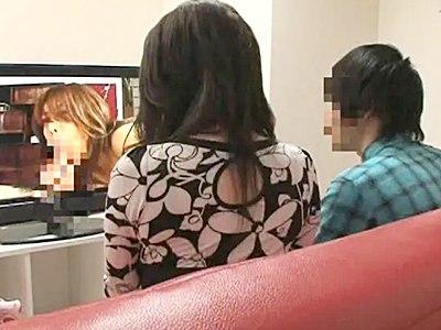 ＜熟女＞ママと密室AV鑑賞で気まずい雰囲気に…お股が疼きだした人妻が息子の前でオナニーを始めちゃって…❤【素人/企画】