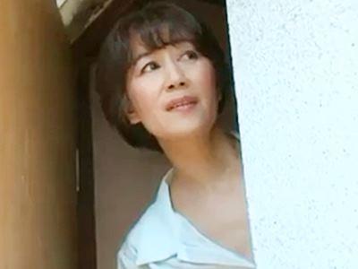 ＜熟女＞『郵便屋さん…早く♥』配達員を待ちわびる未亡人！ご無沙汰おばさんが空き家で朝から絶倫オヤジと・・・【ヘンリー塚本】