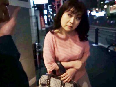＜素人＞うっかりナンパしちゃった高齢熟女！欲求不満すぎておばさんから誘いだす痴女っぷり！行きずりの不倫セックス【人妻】