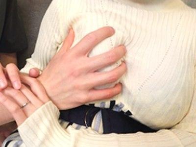 ＜人妻NTR＞三十路の巨乳妻を先輩に寝取らせ…パイズリが良さそうなおっぱいを揺らし旦那の前で感じる不貞SEX【素人/企画】
