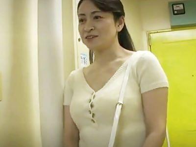 ＜人妻＞『え～？こんな所で？』ナンパした熟女たちをビルに連れ込み口淫交渉♥巨乳ボイン主婦のじゅぽじゅぽフェラチオで即射精