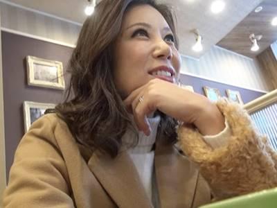 ＜素人＞高飛車そうなエリート女医が低学歴ち●ぽに完全服従♥激弱パイパンま●こを膣奥まで突かれ絶叫する四十路の人妻熟女さん