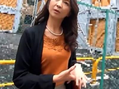 ＜熟女ナンパ＞ワインの試飲に釣られエロ企画に参加した美魔女♥大人の玩具で理性崩壊しちゃった五十路人妻に中出し！
