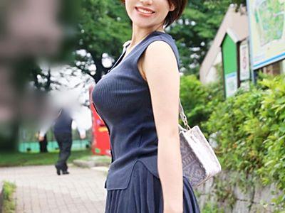 ＜人妻＞スレンダー巨乳の三十路妻を夫公認でNTR♥笑うだけで揺れまくる天然超乳奥様のハメ撮り【素人】