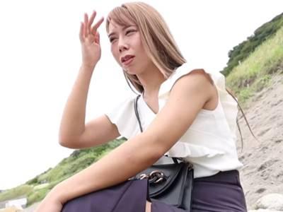 ＜素人＞引き締まったボディに日焼け跡がいやらしい三十路人妻！フェラが最高な美乳巨尻の奥サマがハメ撮り絶叫H