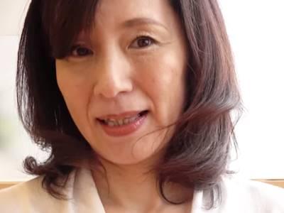 ＜素人＞若い男に公共の場で露出・オナニーさせられる美魔女さん！ガリ微乳の清楚系人妻が男の言いなりで調教されハメ撮り