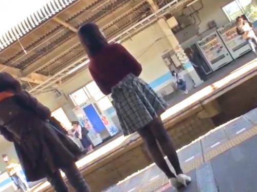 【黒人レイプ】巨根デカチンな外国人が日本人女性を狙う電車痴漢！大人しそうな学生が助けも求められずに陵辱強姦で中出しレイプ