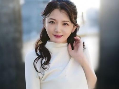 【人妻ナンパ】色気と気品漂うアラフィフ49才美熟女奥さんにエッチなインタビュー！欲情した敏感な美魔女がイキ潮お漏らし失禁