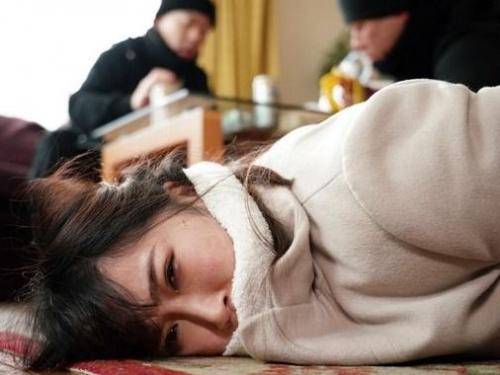 【人妻レイプ】自宅で強盗犯と鉢合わせになって監禁される巨乳奥さん…逃げる事も出来ず鬼畜に犯される美人奥様【エロドラマ】