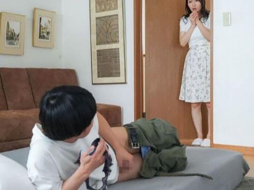【母子相姦】自宅で二人暮らしする息子が母の下着でセンズリしてる所を見てしまい…強引に押し倒され禁断の親子関係に堕ちる母親