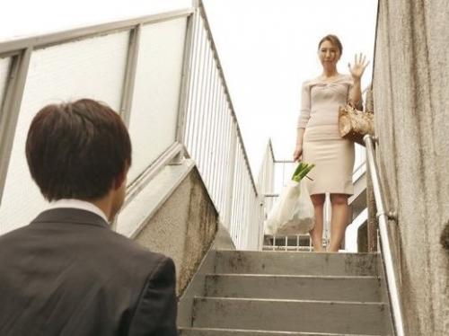 【母子相姦】新卒で実家を離れて働く息子を案じて実家から一人暮らしの家を訪れた母親…優しさに甘えて一線を越える禁断の関係に