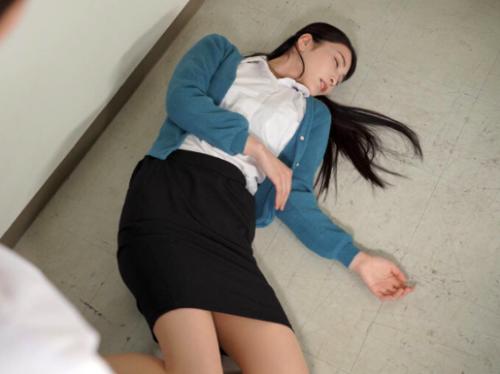 【鬼畜レイプ】同級生のいじめ男子から庇ってくれた新任教師に恋心を抱く生徒…無理やり気絶させて拘束する鬼畜な中出しレイプ