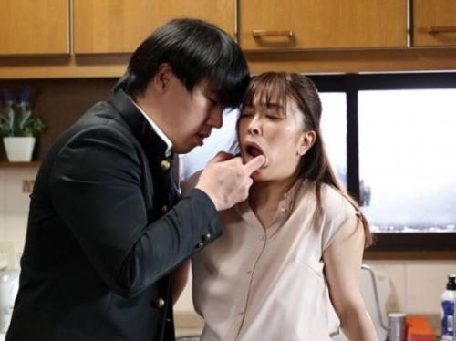 【友達の母】真面目で教育熱心な同級生の母親がオナニーしてる所を見て…脅された母が性奴隷扱いの集団レイプで寝取られ快楽堕ち