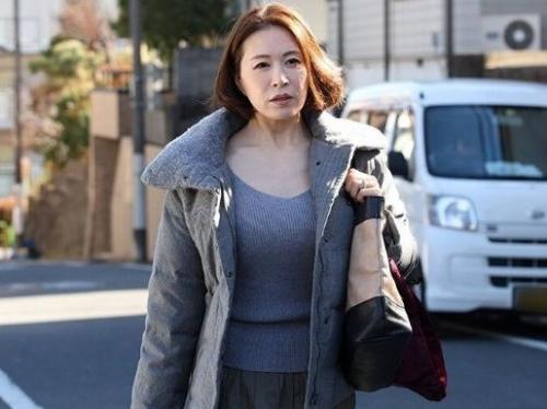 【友達の母】夫が他界してから息子の進学の為に多忙で働く美熟女お母さんが息子の友達に迫られて…性欲開放して欲情する淫乱母親