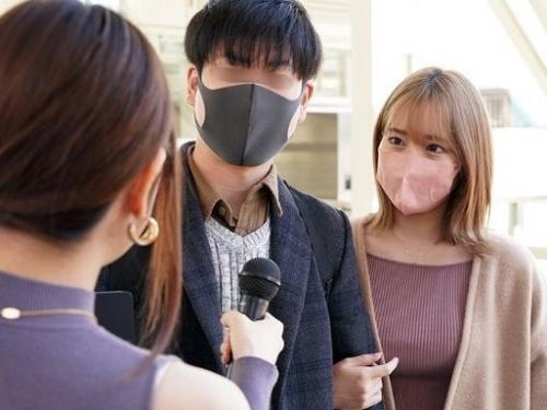 【人妻ナンパ】街行く仲良し夫婦が『馴れ初めクイズ脱衣ゲーム』に挑戦！鏡越しの夫の目の前で男優の巨根に連続中出しセックス