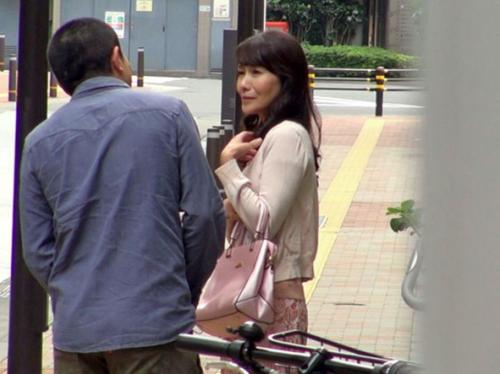 【熟女ナンパ】おっとりとして見た目も可愛い54才美熟女をガチ口説き！久々に見たチンポに欲情してマン汁ダダ漏れなエロ貧乳妻