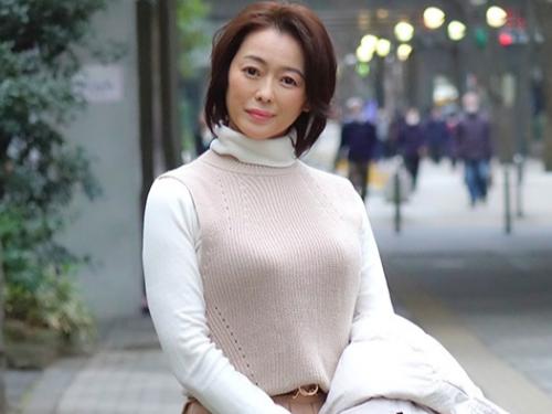 【人妻ナンパ】色気と気品漂う40代の美魔女お母さんは産後から旦那とシテなくて…他人棒に欲情するデカ尻おばさんに不倫中出し