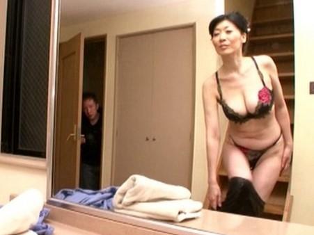 【母子相姦】50才美魔女な母親の下着姿の着替えを覗き見して性欲爆発する息子…乱暴に迫られて若い絶倫ピストンにエロ痙攣絶頂