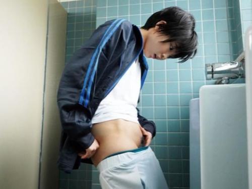 【集団レイプ】陸上部合宿で先輩とコーチに女体化する薬を盛られる美少年…必死で隠すも無理やり陵辱強姦で鬼畜な輪姦乱交レイプ