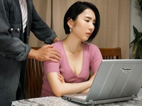 【彼女の母】旦那が家を出てから性欲有り余る美熟女ママが娘の彼氏に迫られて…無理やり中出しレイプされる淫乱な美魔女おばさん