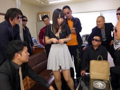 【人妻レイプ】順風満帆な家庭生活を送る美人母親が暴力団を車で轢いてしまい…呼び出された事務所で鬼畜NTR連続中出しレイプ