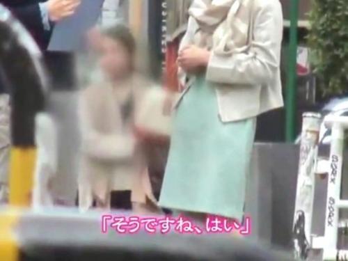【熟女ナンパ】清楚な見た目でデカ尻がエッチな美熟女奥さんを連れ込み下着見せをお願い！巨尻披露で欲情させてホテル不倫中出し