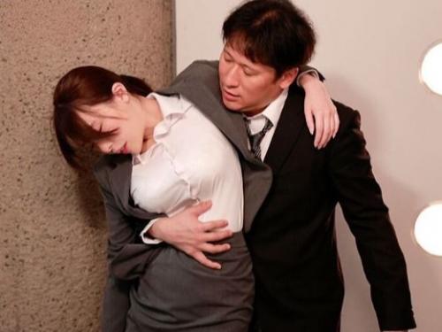 【出張相部屋NTR】研修後に居酒屋で飲み過ぎて酔い潰れた新入社員をセクハラ上司がお持ち帰り！陵辱強姦レイプでエビ反り痙攣