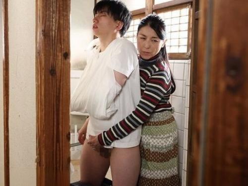【母子相姦】同級生のいじめ男子に階段から落とされて両手骨折する息子…オナニー来ない息子の股間をしごいて欲情する近親相姦