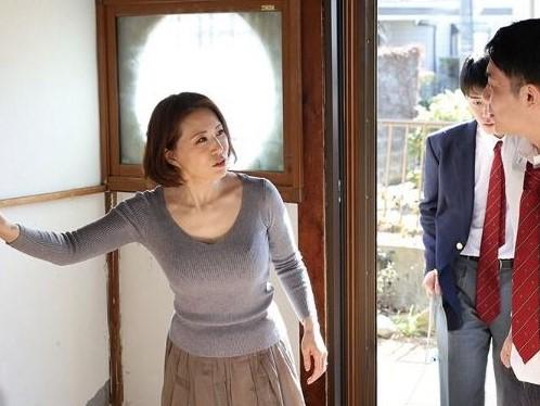 【友達の母】夫が他界して以来、息子の進学の為に多忙で働く美熟女お母さんが息子の友達に迫られ…性欲開放して欲情する淫乱母親