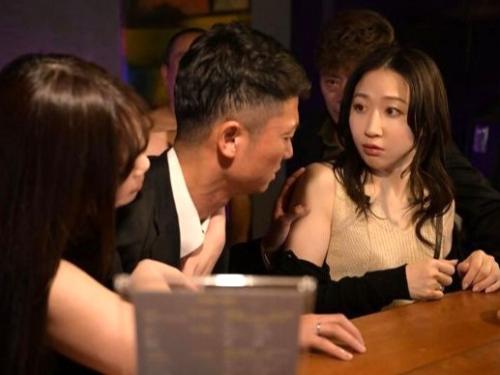 【夫婦交換NTR】寝取られ趣味持ちの旦那に頼まれてハプニングバーを訪れる事に…何もしない予定が初対面の男に抱かれる奥さん
