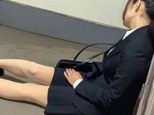 【泥酔レイプ】半年間も狙い続けていた一人暮らしの就活JDが玄関前で酔い潰れてて…歪んだ愛情の隣人オヤジがイタズラし放題