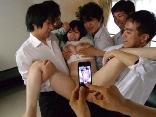 【人妻レイプ】旦那の出張を機に生徒たちを自宅に呼んで勉強会する美人先生…退屈な勉強に耐えられず鬼畜な陵辱強姦でNTR墜ち