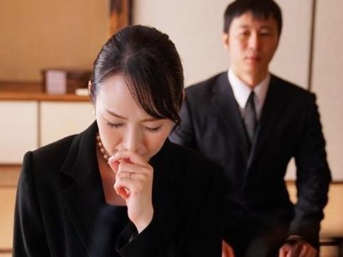 【人妻レイプ】『親子なのよ！』父親の遺影の前で泣き崩れる義母を見て嫉妬する連れ子…喪服姿の義理の母親をエロ陵辱強姦レイプ