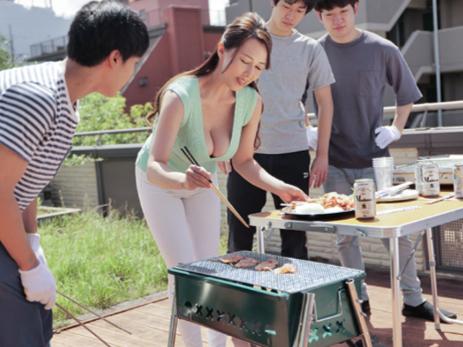【友達の母】最近ハマってるBBQに息子の友達も呼ぶことに…息子の友達のいやらしい視線に発情して絶倫セックスで寝取られ堕ち