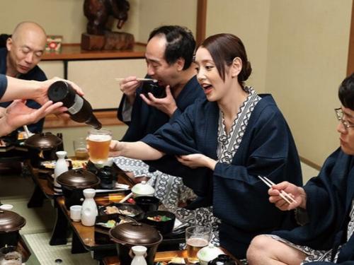 【人妻NTR】優秀な女子社員の突然の結婚報告に激怒する社長！結婚相手の新米社員を陥れて社員旅行中に言いなりエロ肉便器調教