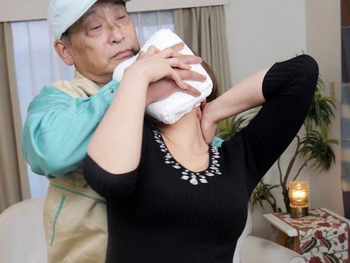 【人妻レイプ】修理をお願いした電気屋の中年オヤジに部屋を盗撮されるエロ巨乳奥様…後日に家を訪ねてきた男に睡眠薬で睡眠姦